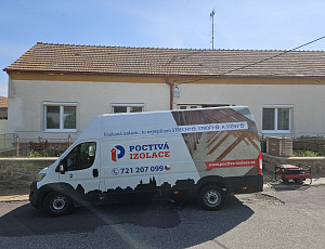 Zateplení stropu rodinného domu pomocí foukané izolace